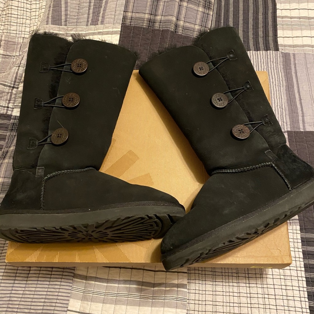 UGGS W Bailey button triplet black boots size 10